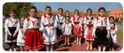 Elevi în costume tradiționale românești