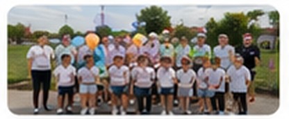 Grup de elevi cu baloane în curtea școlii