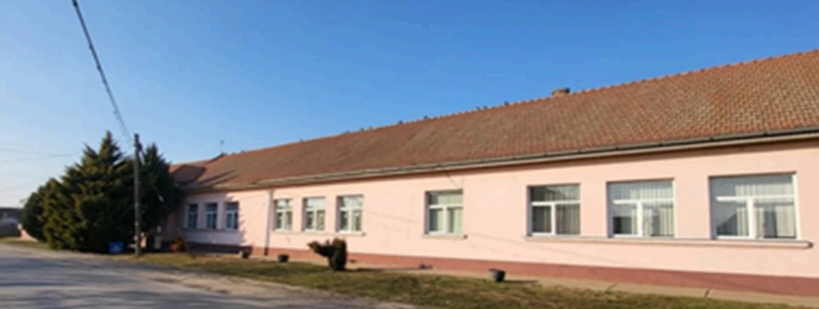 Clădirea Școlii Gimnaziale Nr. 1 Sânnicolau Român, văzută dinspre stradă